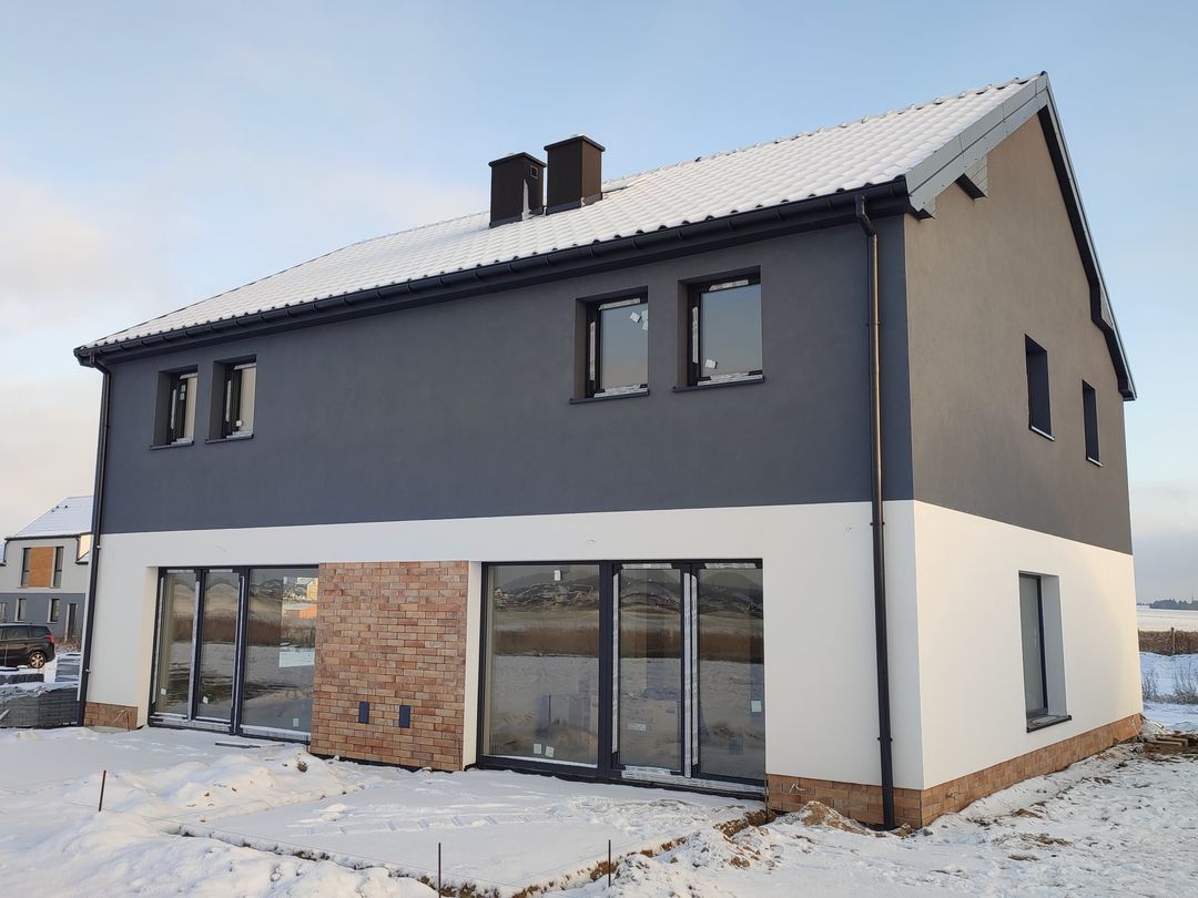 Dom dwurodzinny z kontrastowa elewacja - realizacja Piechowiak Domy