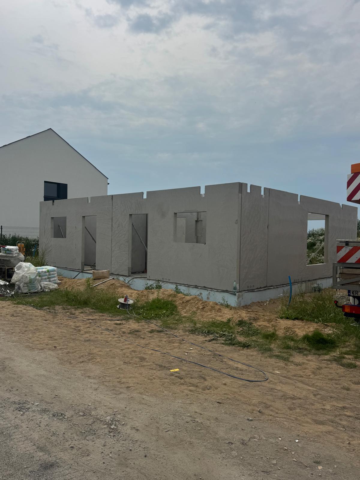 Bliźniak w Grzędzicach, widok od strony drogi